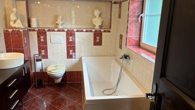 Salle de bains toilettes et baignoire